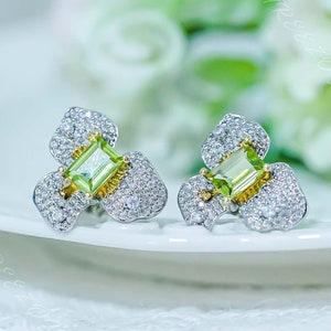 Peridot Ohrringe, Gold Ohrringe, Blatt grüne Ohrringe, Gepflasterte Diamant Ohrringe, August Birthstone, Peridot Schmuck