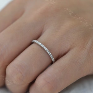 以下が含まれることがあります： 小さなクリアな石がパヴェセッティングされた薄いシルバーのバンド