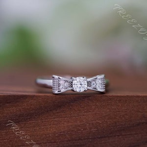 Jolie bague avec noeud pour femme, diamant moissanite rond incolore de 4 mm, anneau en argent sterling, cadeau pour elle, cadeau d&#39;anniversaire