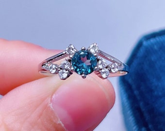 Natürlicher London Blautopas Ring | Brillant rund geschliffener Topas Edelstein Ring | November Geburtsstein Ring | Topas Schmuck | Zierlicher Stapelring