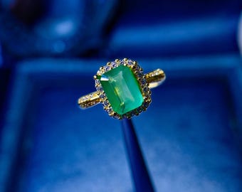 18K guld smaragdring, smaragdslipad 6 x 8 mm colombiansk ädelsten, diamanthaloringar