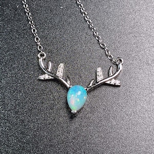 鹿オパールペンダントネックレス：スターリングシルバー、ペアーオパール（5 x 7 mm）