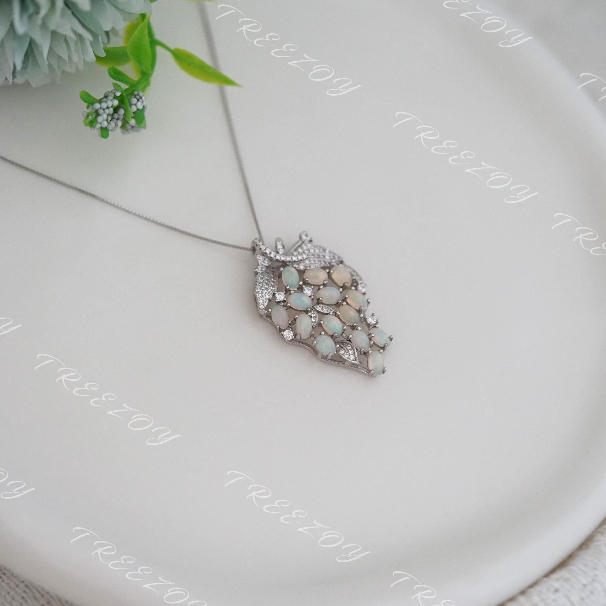 Collana girocollo con motivo di perline di opale in argento sterling