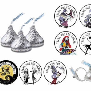 Op de afbeelding: Een set van 12 ronde stickers met personages uit The Nightmare Before Christmas. De stickers zijn wit met zwarte contouren en bevatten verschillende personages uit de film, waaronder Jack Skellington, Sally en Oogie Boogie. De stickers zeggen "Bedankt voor je komst!" in een zwarte cirkel rond de personages. De stickers zijn ontworpen om op Hershey's Kisses chocoladebonbons te worden geplaatst.
