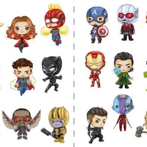Op de afbeelding: Een set van 16 cartoonfiguur stickers met verschillende Marvel superhelden en schurken. De stickers zijn kleurrijk en bevatten personages zoals Iron Man, Captain America, Thor, Hulk, Black Widow, en meer.