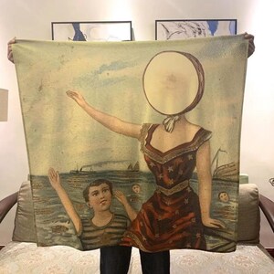 Może przedstawiać: Winylowy gobelin przedstawiający surrealistyczną ilustrację kobiety z bębnem zamiast głowy, chłopca w pasiastym stroju kąpielowym i innych postaci w wodzie. Dzieło ma wyblakły, antyczny wygląd z stonowanymi odcieniami niebieskiego, zielonego i czerwonego.