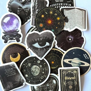 Könnte beinhalten: Eine Sammlung von Aufklebern mit mystischem Thema. Enthält eine lila Kristallkugel, ein Ouija-Brett, ein Buch mit dem Titel "Witchcraft" und andere himmlische und okkulte Designs in Schwarz und Weiß.