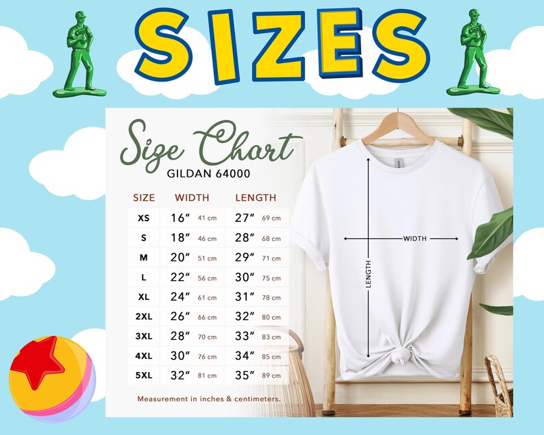 Op de afbeelding: Een wit Gildan 64000 t-shirt op een houten kledinghanger met een maattabel die afmetingen in inches en centimeters weergeeft. De tabel vermeldt maten van XS tot 5XL met bijbehorende breedte- en lengtematen voor elke maat.