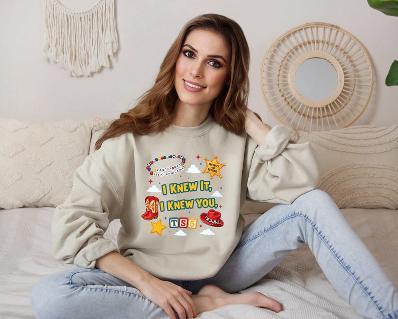 TS5 I Knew It I knew You Friendship Cozy tee and sweater afbeelding 6
