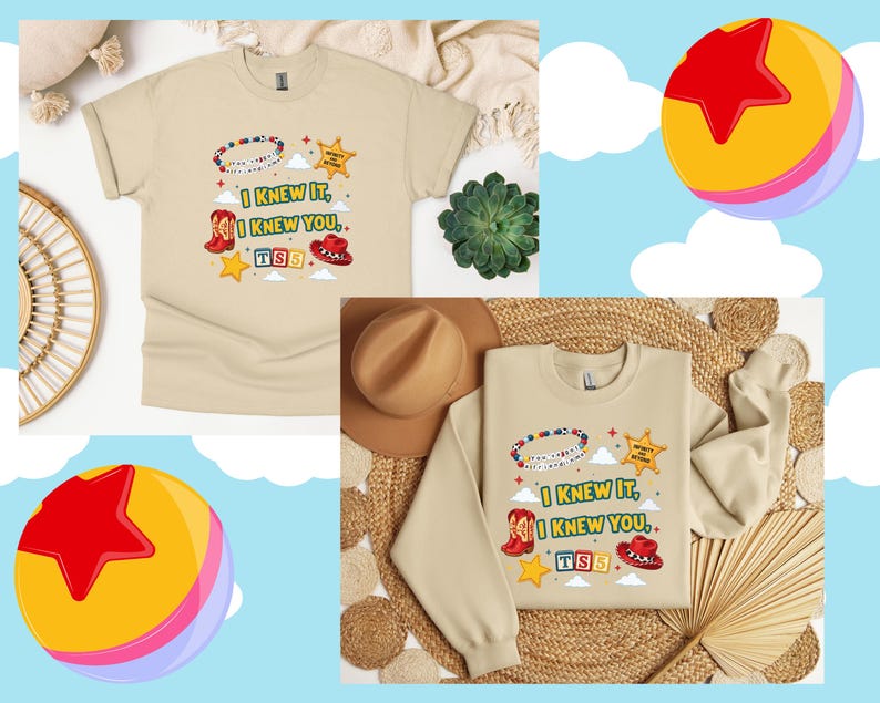 Op de afbeelding: Een beige t-shirt met korte mouwen en een beige sweatshirt met lange mouwen met een grafische print met de tekst I KNEW IT, I KNEW YOU, TS5 en INFINITY AND BEYOND, naast illustraties van een kralenarmband, cowboylaarzen, een hoed en sterren.