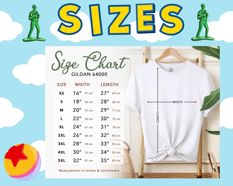Op de afbeelding: Een wit Gildan 64000 t-shirt op een houten kledinghanger met een maattabel die afmetingen in centimeters toont van XS tot 5XL. De tabel bevat breedte- en lengtematen, met pijlen op het t-shirt die aangeven waar deze metingen worden genomen.