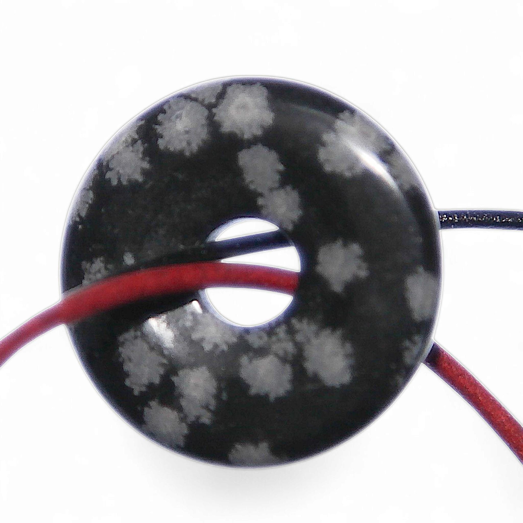 Donut ca. 30 mm - SCHNEEFLOCKENOBSIDIAN - mit 2 x 1 m Rindslederband Rot 2 mm & Schwarz 1,5 mm - Pi-Scheibe, Edelstein, Anhänger
