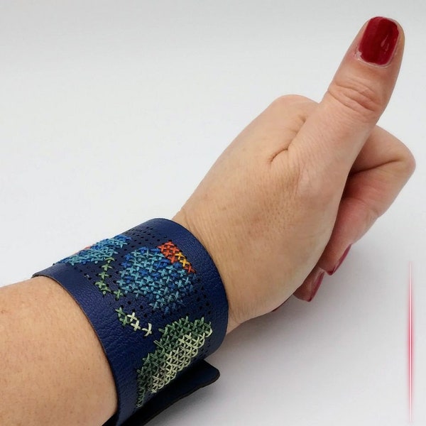 Cuff bracelet to embroider in cross stitch