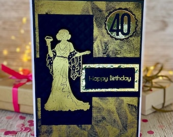 Tarjeta de cumpleaños Art Déco personalizada, con fecha de nacimiento y nombre, un elegante recuerdo en negro y dorado.