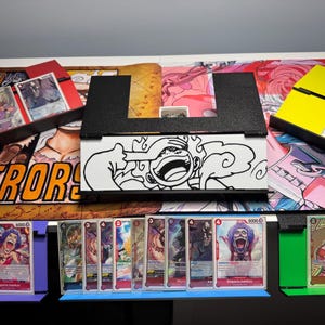 Porta carte da appendere e supporto, Gear 5 Luffy, pieghevole e portatile, V2 con colori per qualsiasi TCG!