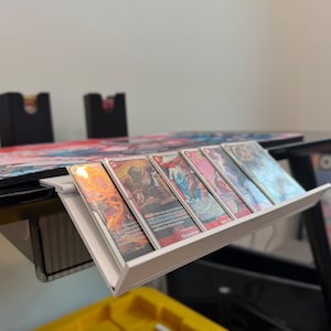 OPTCG、ポケモン、マジック、ロルカーナなどに使えるポータブル カード ホルダー & スタンド!