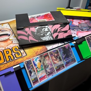 Hängender Kartenhalter & Ständer, Doflamingo, Faltbar und Tragbar, V2 w/Farben für jedes Sammelkartenspiel!