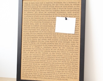 Kork-Pinnwand mit Home-Textdruck, einzigartiges Küchendekor, neues Zuhause-Geschenk, Typografie-Druck, Home-Zitat-Druck, Memoboard, Pinnwand