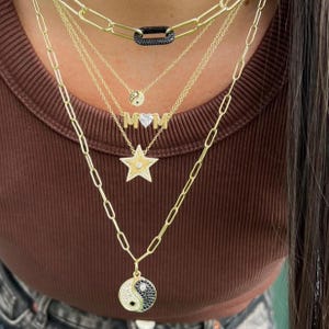 Elegante collar dorado con forma de corazón para mamá: un regalo sentimental para el Día de la Madre de una hija.