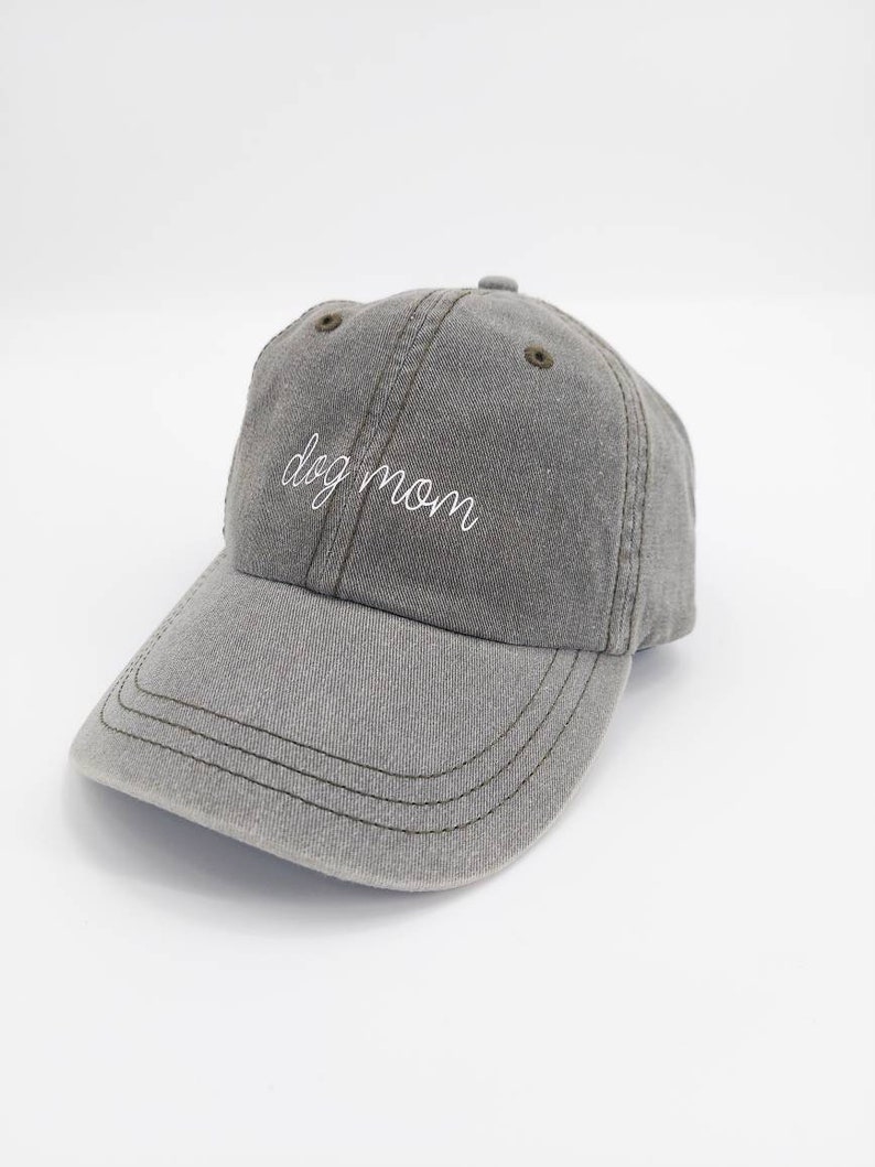 Puede incluir: Una gorra de b&eacute;isbol gris con el texto "dog mom" bordado en blanco en la parte delantera.