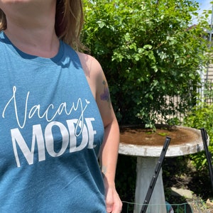 Modo vacay Tank Top- Tanque de mujer - Camisa de verano- Tanque Razerback recortado Yop-Camisa de vacaciones-Top de vacaciones para mujeres