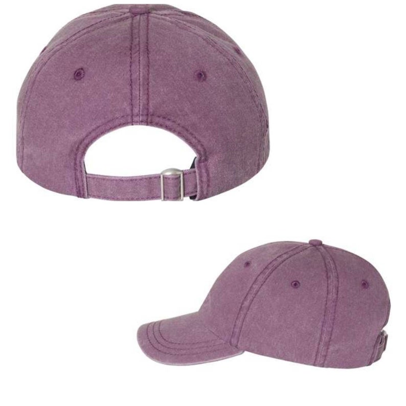 Puede incluir: Una gorra de b&eacute;isbol de color morado con un aspecto ligeramente desgastado. La gorra tiene una visera curvada y una correa ajustable en la parte posterior.