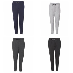 Puede incluir: Cuatro pares de pantalones de ch&aacute;ndal en diferentes colores: azul marino, gris jaspeado, gris oscuro jaspeado y negro. Los pantalones de ch&aacute;ndal tienen una cintura con cord&oacute;n y tobillos con pu&ntilde;os.