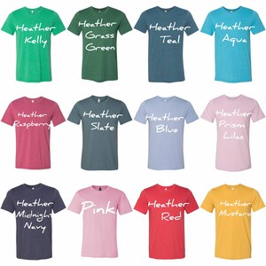 Puede incluir: Doce camisetas de diferentes colores con la palabra "Heather" y un nombre de color escrito en blanco en cada camiseta.