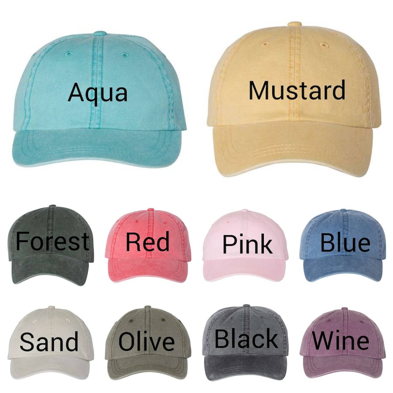 Puede incluir: Diez gorras de b&eacute;isbol de diferentes colores con el nombre del color bordado en la parte delantera de cada gorra. Los colores son Aqua, Mostaza, Bosque, Rojo, Rosa, Azul, Arena, Oliva, Negro y Vino.