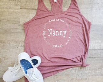 Może przedstawiać: Bordowy top na ramiączkach z białym kołem z napisem "essential loving kind patient Nanny".