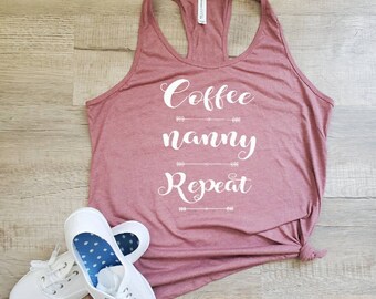Może przedstawiać: Malinowy top bez rękawów z napisem "Coffee nanny Repeat" w białym skrypcie. Białe płócienne trampki z niebieskimi wkładkami w kropki leżą obok koszulki. Koszulka jest zawiązana na dole.