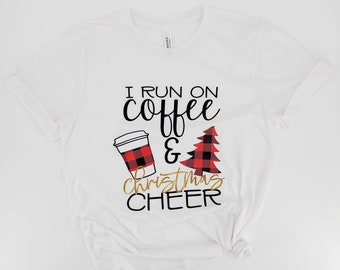I Run On Coffee en Christmas Cheer - kerstshirt - koffie en kerstshirt - vakantieshirt - Christmas Cheer T-shirt -