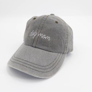 Puede incluir: Una gorra de b&eacute;isbol gris con el texto "dog mom" bordado en blanco en la parte delantera.