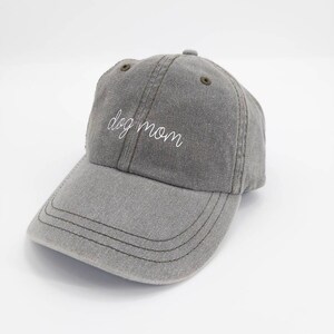 Puede incluir: Una gorra de b&eacute;isbol gris con el texto "dog mom" bordado en blanco en la parte delantera.