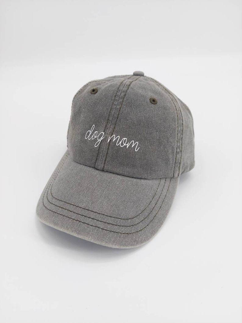Puede incluir: Una gorra de b&eacute;isbol gris con el texto "dog mom" bordado en blanco en la parte delantera.
