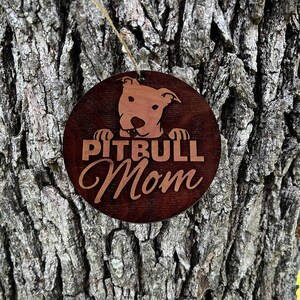 Pitbull Mom - Cedar Ornament Pitbull Mom - Cedar Ornament