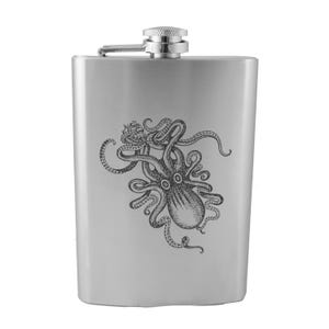 Puede incluir: Una petaca de acero inoxidable plateada con una imagen grabada en blanco y negro de un pulpo.