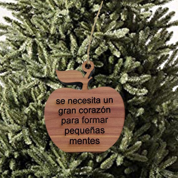 se necesita un gran corazón para formar pequeñas mentes APPLE - Cedar Ornament se necesita un gran corazón para formar pequeñas mentes APPLE - Cedar Ornament