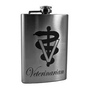 Könnte beinhalten: Eine silberne Edelstahl-Trinkflasche mit einem schwarz-weißen Veterinär-Symbol und dem Wort "Veterinär" auf der Vorderseite.