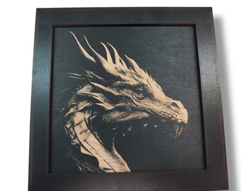 Puede incluir: Una pieza de arte en madera enmarcada que presenta un perfil detallado de la cabeza de un dragón. El dragón está representado en tonos marrón claro sobre un fondo oscuro, con un marco marrón oscuro. La obra de arte muestra las escamas, cuernos y rasgos faciales del dragón.