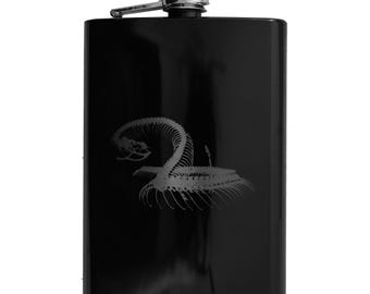 8oz Klapperschlangen-Skelett-Flasche in Schwarz