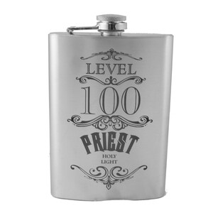 Puede incluir: Frasco de plata con un diseño grabado en negro que dice "Level 100 Priest Holy Light".