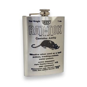 Op de afbeelding: Een zilveren metalen fles met een zwart-witte afbeelding van een rat en de tekst "RAT-TOX" en "Contains ANTU". De fles is gelabeld met de tekst "Net Weight" en "1 oz."