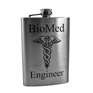 Könnte beinhalten: Silberne Edelstahl-Trinkflasche mit einem schwarzen, gravierten Design. Die Flasche trägt den Text "BioMed Engineer" und ein Symbol des Caduceus.