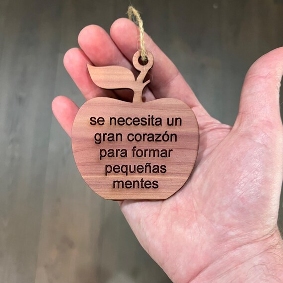se necesita un gran corazón para formar pequeñas mentes APPLE - Cedar Ornament se necesita un gran corazón para formar pequeñas mentes APPLE - Cedar Ornament