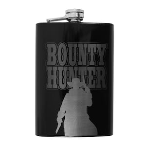 Könnte beinhalten: Schwarze Edelstahl-Trinkflasche mit silbernem Verschluss und einer Silhouette eines Cowboys mit einer Pistole und den Worten "BOUNTY HUNTER" in einer Western-Schrift.