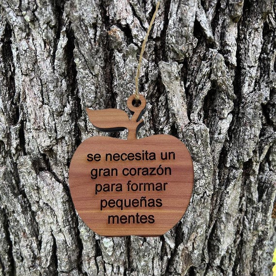 se necesita un gran corazón para formar pequeñas mentes APPLE - Cedar Ornament se necesita un gran corazón para formar pequeñas mentes APPLE - Cedar Ornament
