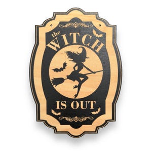 The Witch is Out - Schwarzes Halloween Türschild 25x27cm