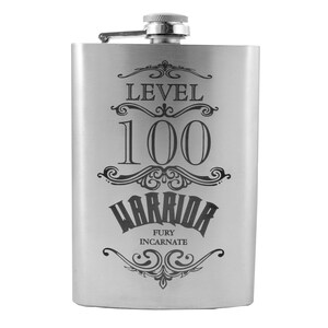 Puede incluir: Una petaca de acero inoxidable plateada con un diseño grabado en negro que dice "Level 100 Warrior Fury Incarnate".