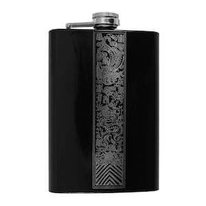 Op de afbeelding: Zwarte roestvrijstalen hipflask met een zilveren gegraveerd ontwerp van een draak en een feniks met Chinese karakters.